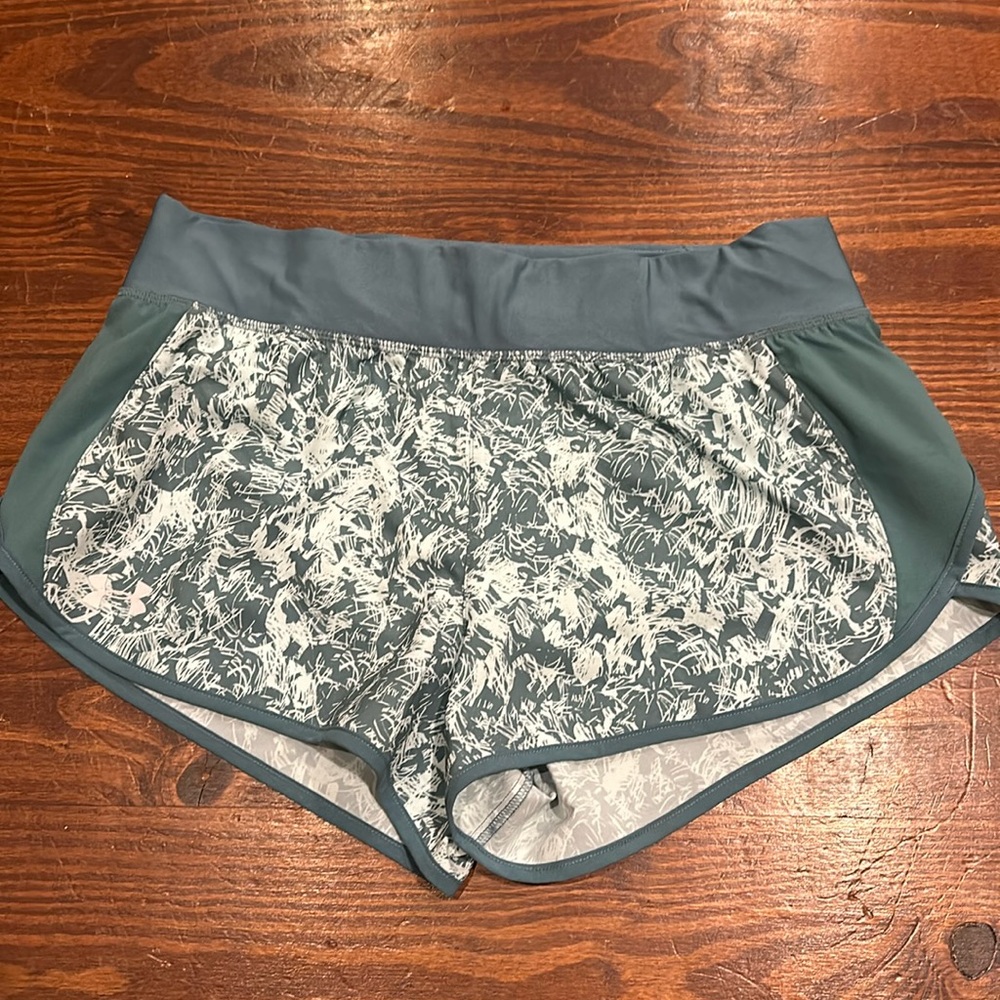 Under Armour size large teal Heatgear fitted running shorts.